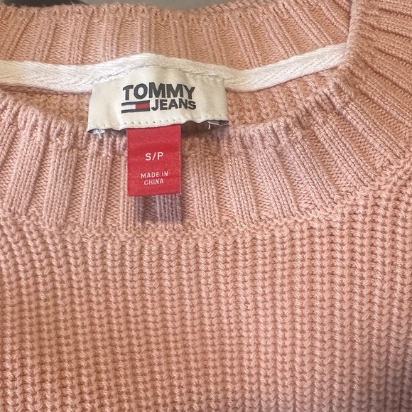 Tommy Jeans label by Tommy Hilfiger peach/shrimp colored sweater Size Small - Picture 3 of 3